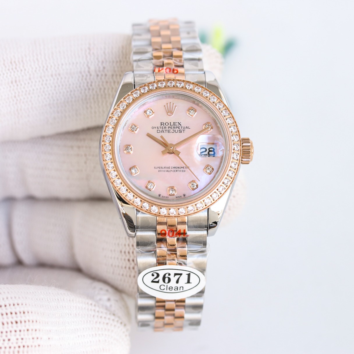 Clean/C factory - a perfect combination of white gold and 904L steel - Rolex Datejust 28mm
A classic timepiece designed for women, the combination of technology and beauty lives up to expectations. This time, the 28mm Datejust starts from the details agai