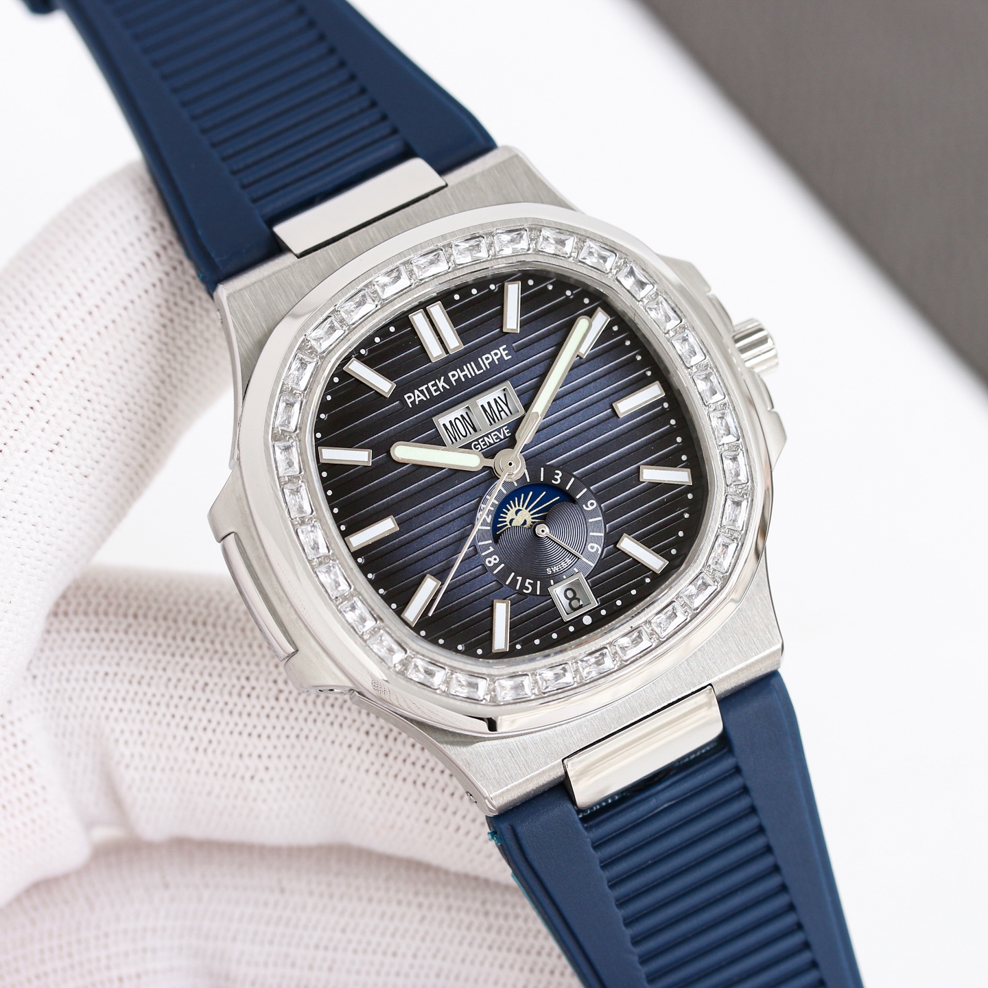 Uniform: 1500
TW New Pateaferi Nautilus 5726/1A??
New mold new masterpiece top V2 version new!
1. Upgrade the literal:
After half a year of research, it has been upgraded from a two-tone penetrating surface to a three-layer surface to solve the problem of