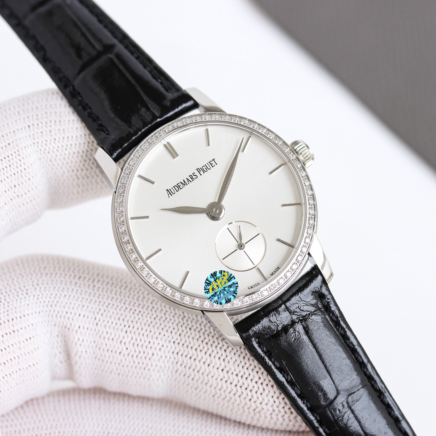 Uniform: 1000
AUDEMARS Piguet JULES AUDEMARS collection hits the market with its classic design and exquisite craftsmanship, featuring silver needles on the dial, adding an air of elegance. This watch is perfect for watch enthusiasts who seek luxury and c