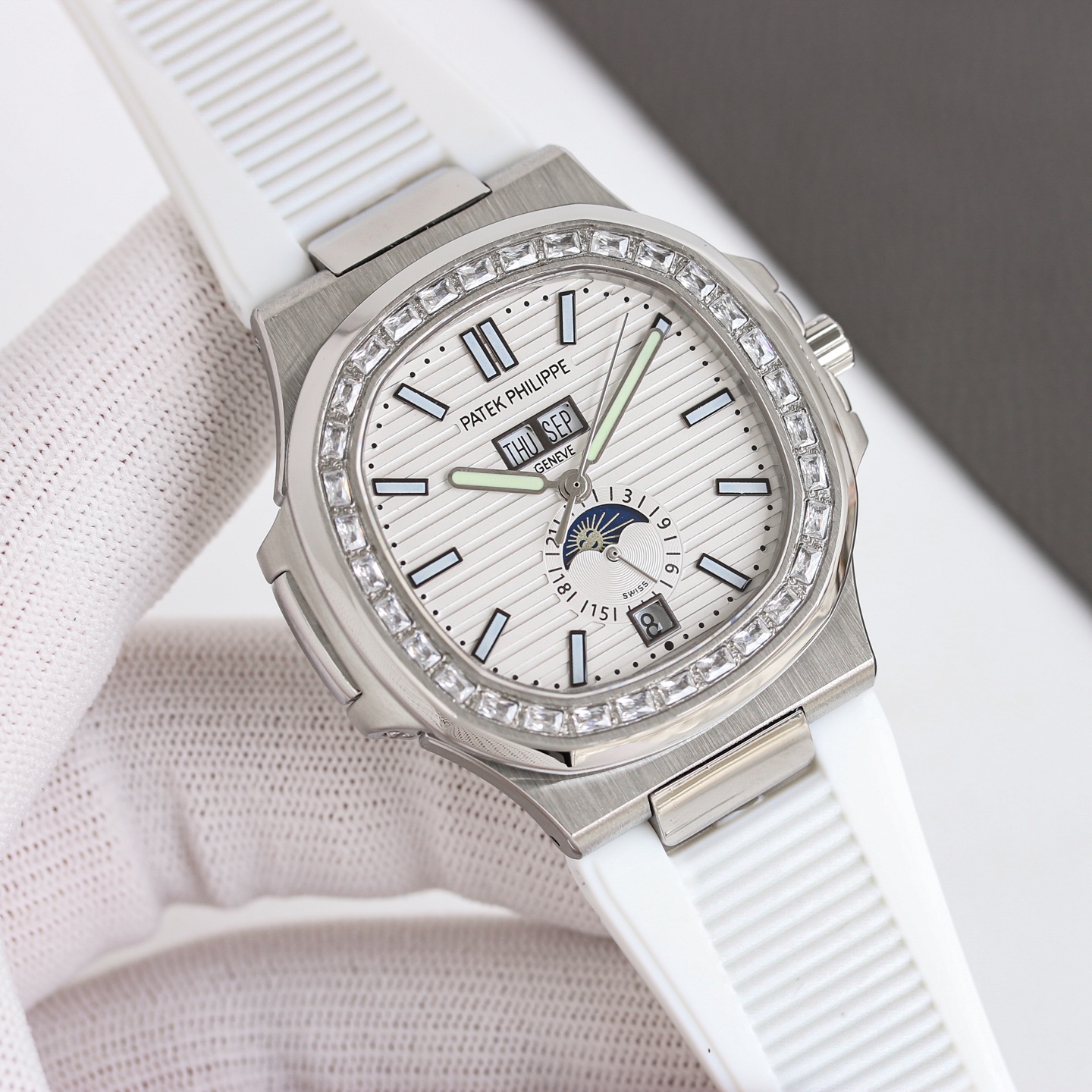 Uniform: 1500
TW New Pateaferi Nautilus 5726/1A??
New mold new masterpiece top V2 version new!
1. Upgrade the literal:
After half a year of research, it has been upgraded from a two-tone penetrating surface to a three-layer surface to solve the problem of