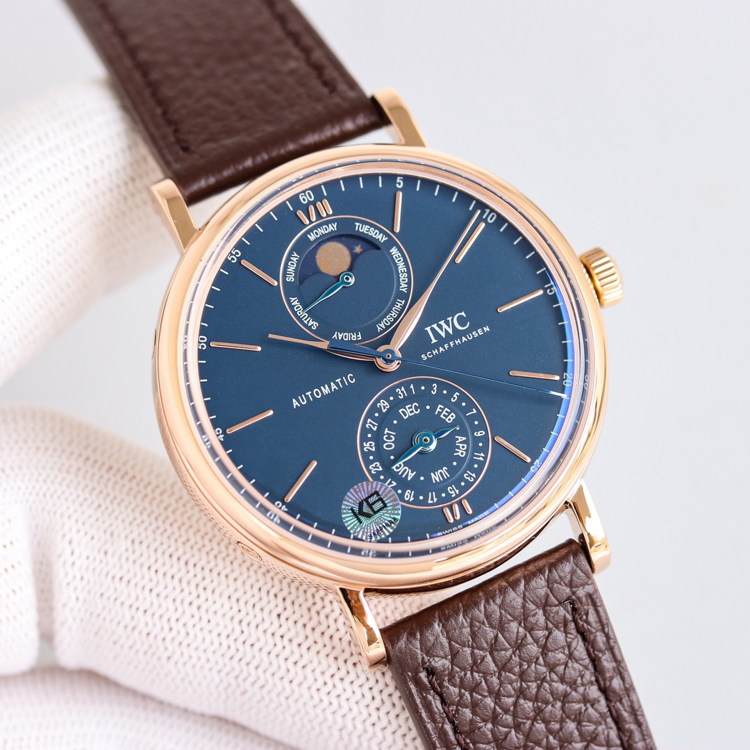 White shell 1900 Rose gold 1950??
New GR. Crafted with care!
The IWC Portofino IW359001 is the brand's first model to feature a new self-developed perpetual calendar module!
Unlike other models, this time the dial features an "upper and lower two-eye" lay