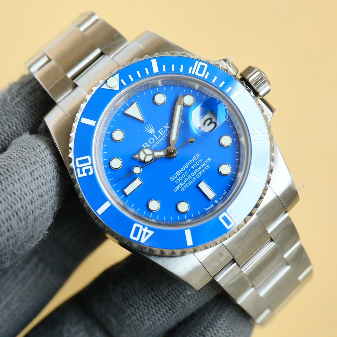 Citizen: 620??2824:850
3135:1100
The v11 version of Rolex Submariner and Submariner makes a strong appearance, especially the green Submariner 116610LV with a very impressive bezel. The entire ceramic bezel is completely transformed, fired according to a 