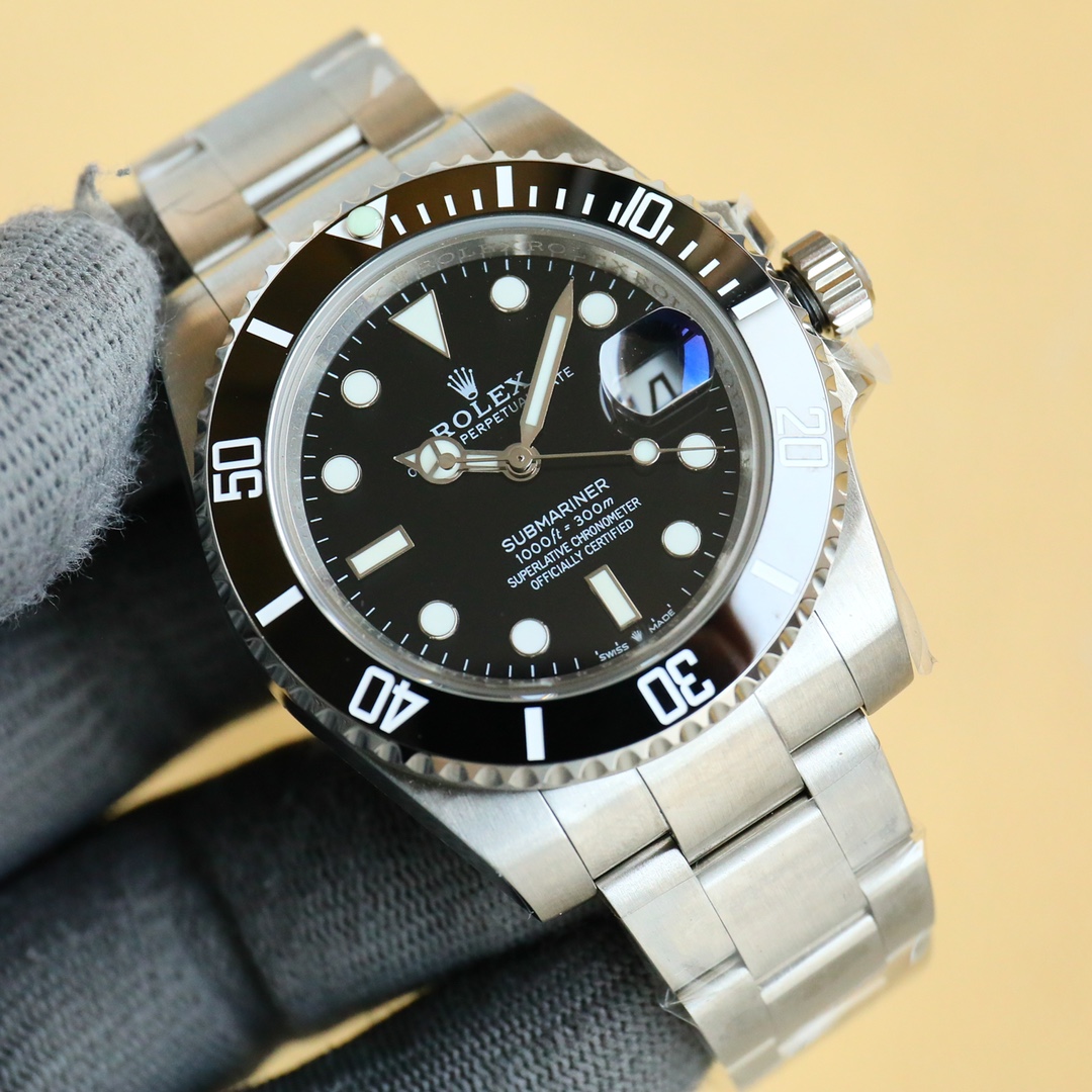 Citizen: 620??2824:850
3135:1100
The v11 version of Rolex Submariner and Submariner makes a strong appearance, especially the green Submariner 116610LV with a very impressive bezel. The entire ceramic bezel is completely transformed, fired according to a 