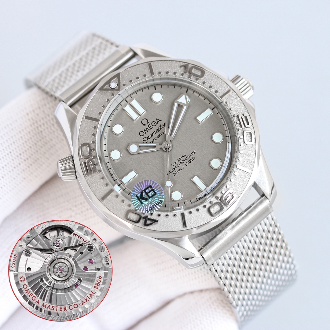 Tape 1500 Mesh strap version 1600?? (with tape)
James Bond star same. Order and get a pair of original tape straps!
?? The new model features a 42mm stainless steel case with arched sapphire crystal and comes with a mesh bracelet. Simple dials without dat