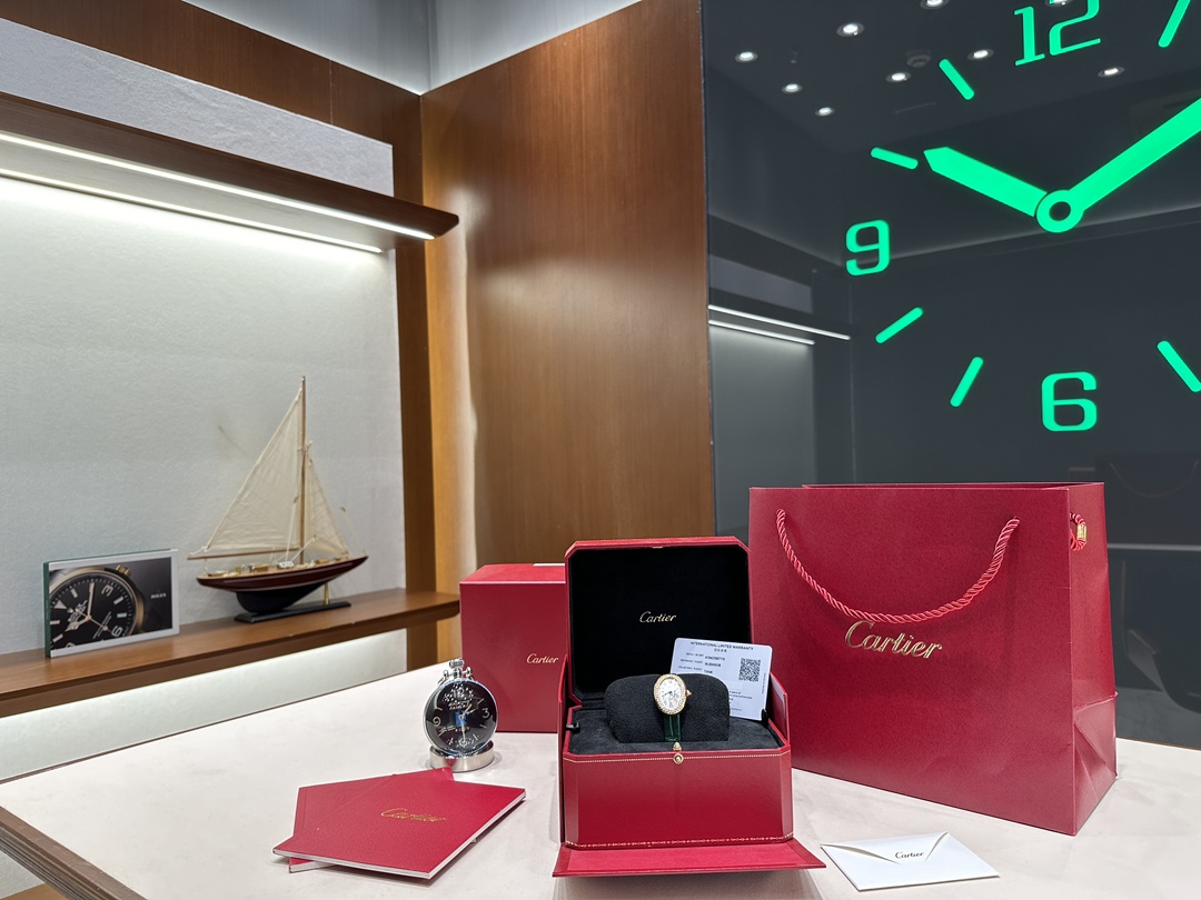 AF factory Cartier Baignoire Bathtub collection watch, goddess recommended one watch!
The latest hot bath collection!
The classic bathtub shape perfectly interprets Cartier's classic aesthetics and brings forth a refreshing force in watch design!
Another 