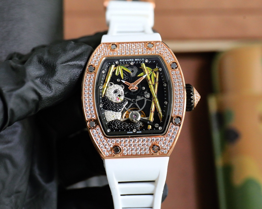 RichardMille 2020 has introduced the RM 26-01 with the national treasure panda pattern, adding another new piece to the RM collection of jewelry timepieces. The panda is a well-known animal in the world, beloved for its friendly and cute appearance. It ha