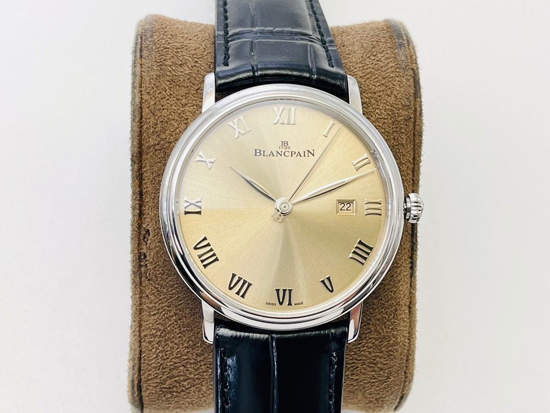 From TW white case 1100 Gold case 1150
Blancpain Classic collection ???OT2
Enamel dial, willow-leaf hands, Roman hour markers, simple and bright! Like a gentleman on the wrist, classic and extraordinary! Details are as follows:
1 ? [Case] 40MM in diameter
