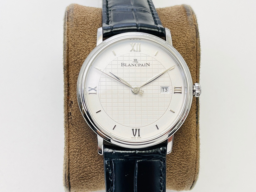 From TW white case 1100 Gold case 1150
Blancpain Classic collection ???OT2
Enamel dial, willow-leaf hands, Roman hour markers, simple and bright! Like a gentleman on the wrist, classic and extraordinary! Details are as follows:
1 ? [Case] 40MM in diameter