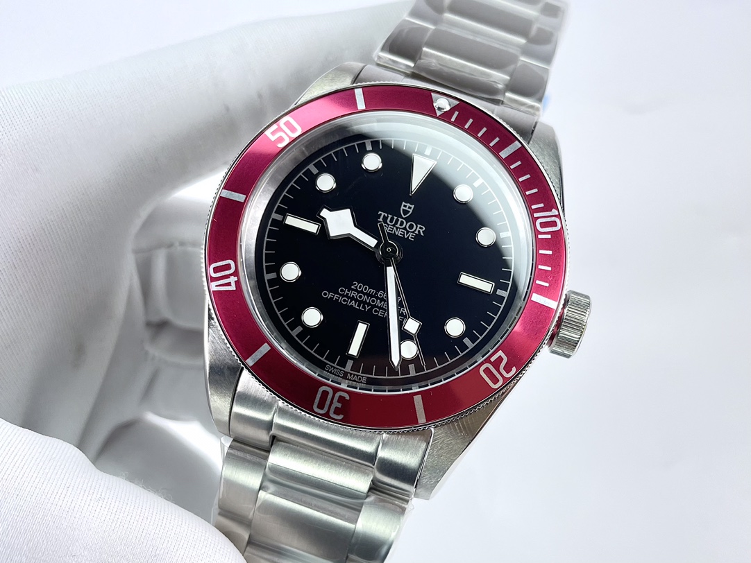 TUDOR inherits the Black Bay collection of watches. Blending traditional designs with fashion classics, this vintage sport's wristwatch is a masterpiece. [Case] The 41mm diameter matte brushed case is perfectly restored, with the bevel polished and not sc