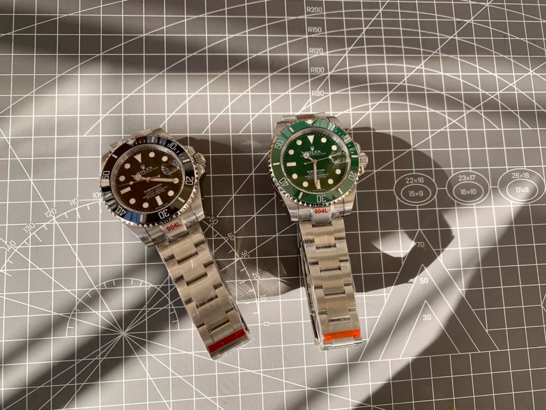 Submariner Calendar model ???? New upgraded Green Submariner - with the new 8215 Citizen movement, of superior quality, the appearance details are the same as the original. This Submariner has been refined to the extreme with multiple layers of quality co