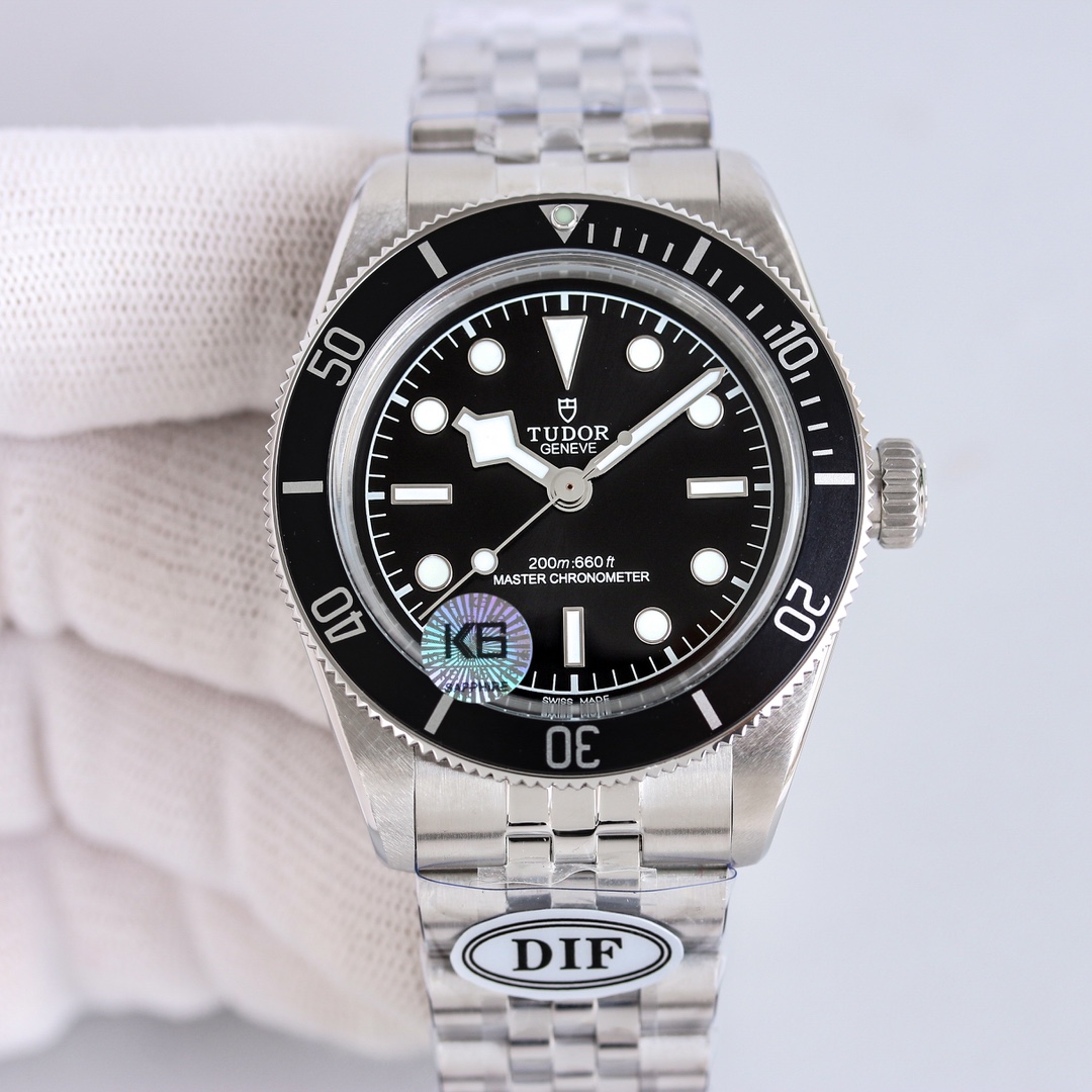 Black: 1400
DIF has just launched the new Black Bay, a brand known to Tudor friends. The new generation of dials is presented for the first time in monochrome design. An avant-garde look. The case is made of stainless steel. The case is finely polished an