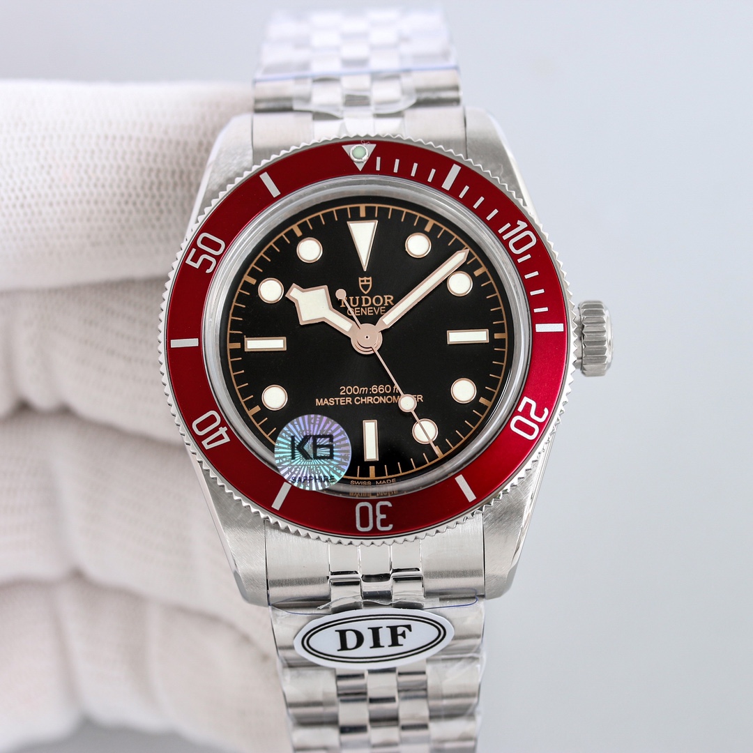 Red: 1400
DIF has just introduced the new Black Bay 3 Little Red Shield, which has a strong retro vibe overall, and the watch is equipped with a polished five-bead bracelet in the middle. The 41mm case diameter is just right. The case is made of stainless