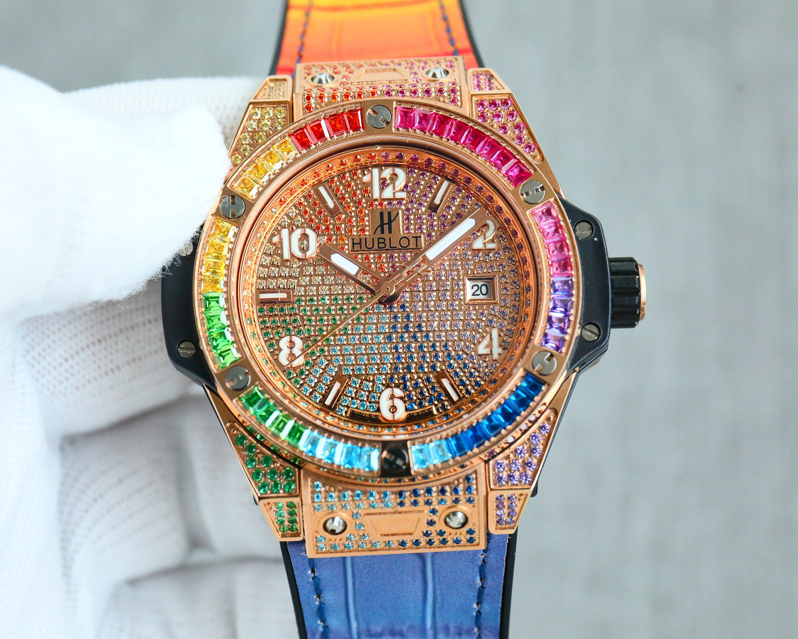 Glossy 700, white diamond 750, fancy diamond 800
HUBLOT Hublot Henbao ???JR4 Big Bang steel rainbow diamonds ?? watch, skilled at breaking boundaries, blending different materials in harmony, the watch blends the essence of timepieces and jewelry, lightin