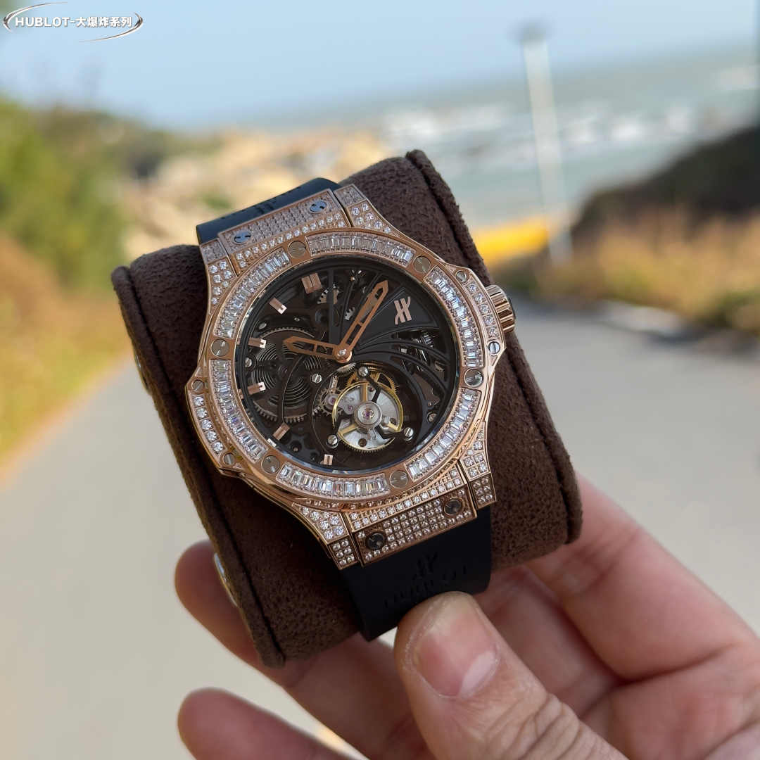 Hublot.V4 upgraded version (upgraded as follows: The upgraded version uses the original case to cover the molded case body, the side lugs no longer use plastic, and is paired with an upgraded true tourbillon heart, enhanced shock resistance, and solves th
