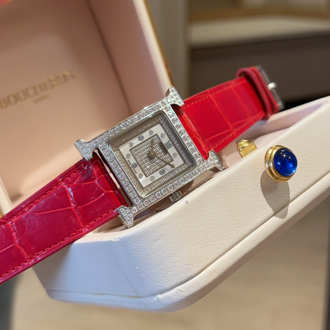 ?? White case 700 Gold case 750
???? Hermes' HEURE H 'collection, the most classic H letter case, hand-polished, full sky stars, really have no resistance to this kind of square dial watch. 316 stainless steel case, exquisitely polished "H" shape lines, e