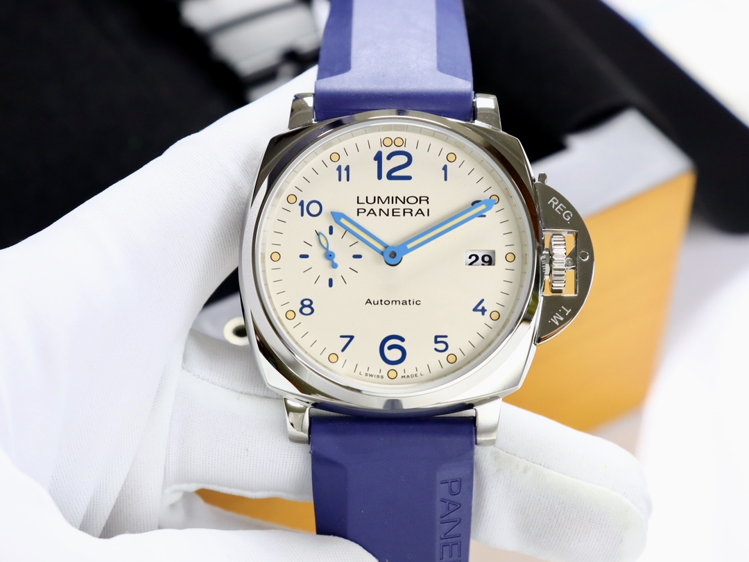 7? V7 factory Dilraba the SAME ?????? ultra thin small size
PANERAI LUMINOR DUE series
The movement features a Heio automatic mechanical movement with a diameter of 42mm
The thickness of the entire case is reduced by nearly 40 percent! Finally, there's a 