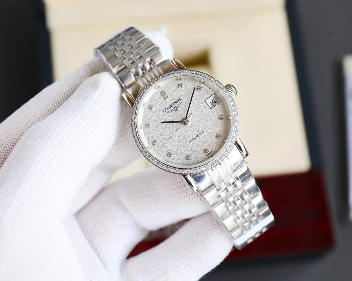 Taiwan FACTORY PRODUCED white 640- gold 660?? steel +20 diamond +20
LONGINES- Boya Couple collection watch men size 39.5X11mm. The women's size is 32??10mm. The case features a thin, curved case (water-resistant up to 120 meters), a delicate and round cas