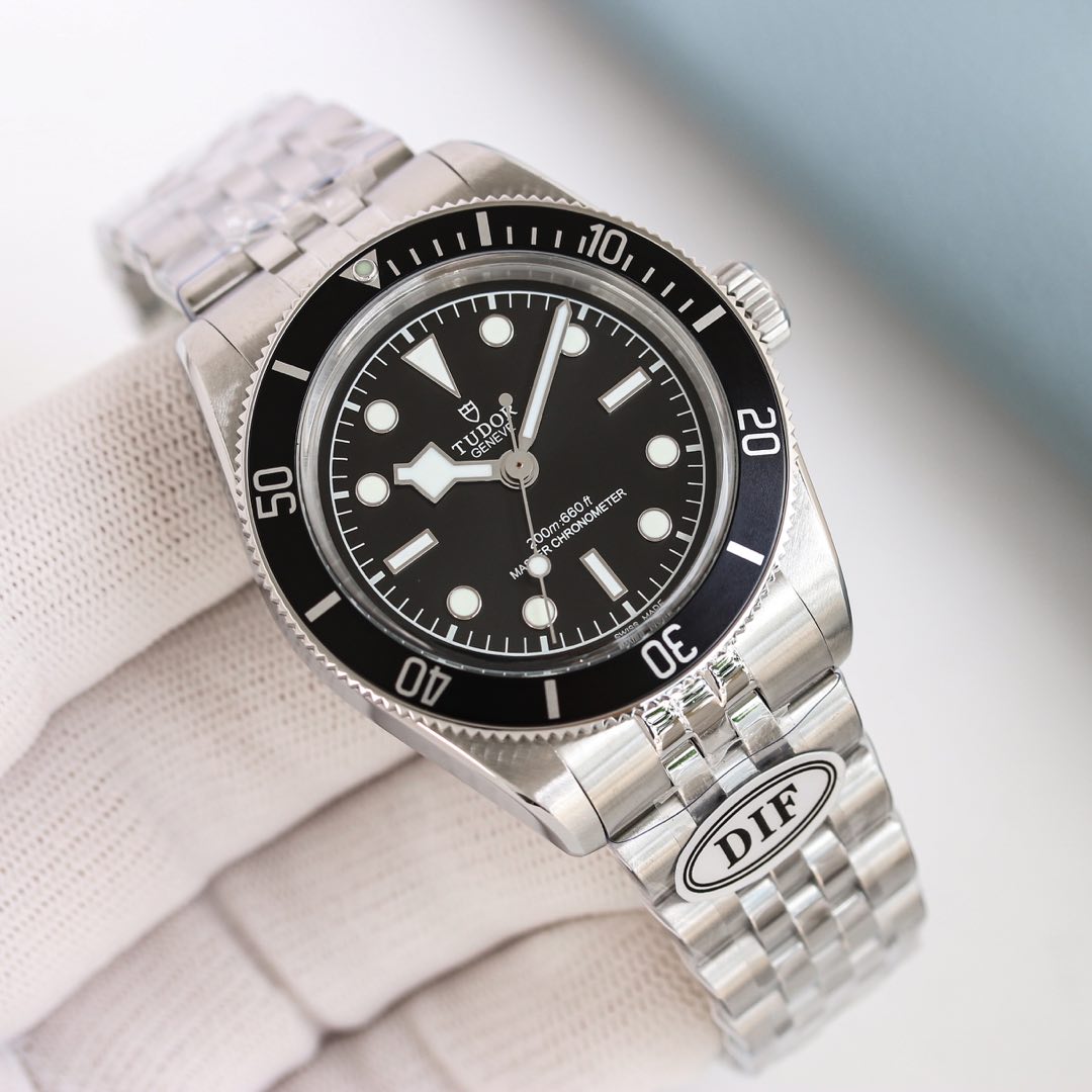 1400??DIF has just introduced the new Black Bay III Little Red Shield, which has a strong retro vibe and is equipped with a polished five-bead bracelet in the middle. The 41mm case is just right. The case is made of stainless steel. The large brushed fini