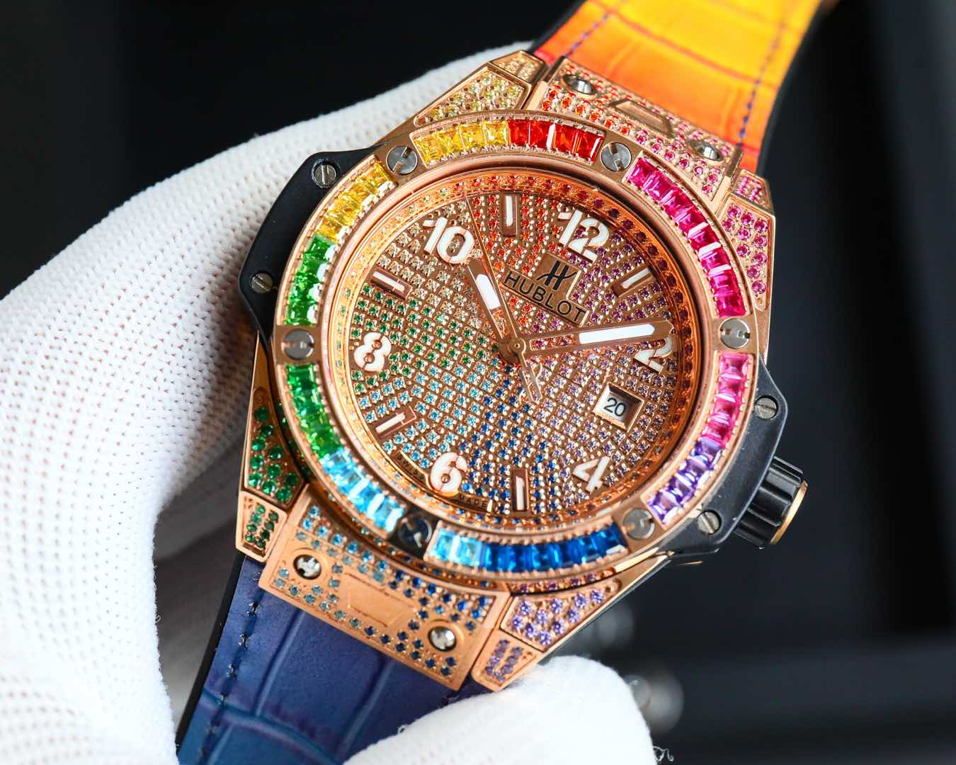 Gold and white same, diamond finish 650- White diamond finish 700- Color 750
??HUBLOT Big Bang steel Rainbow diamonds ?? Watch, skilled at breaking boundaries, blending different materials in harmony, the watch blends the essence of timepieces and jewelry
