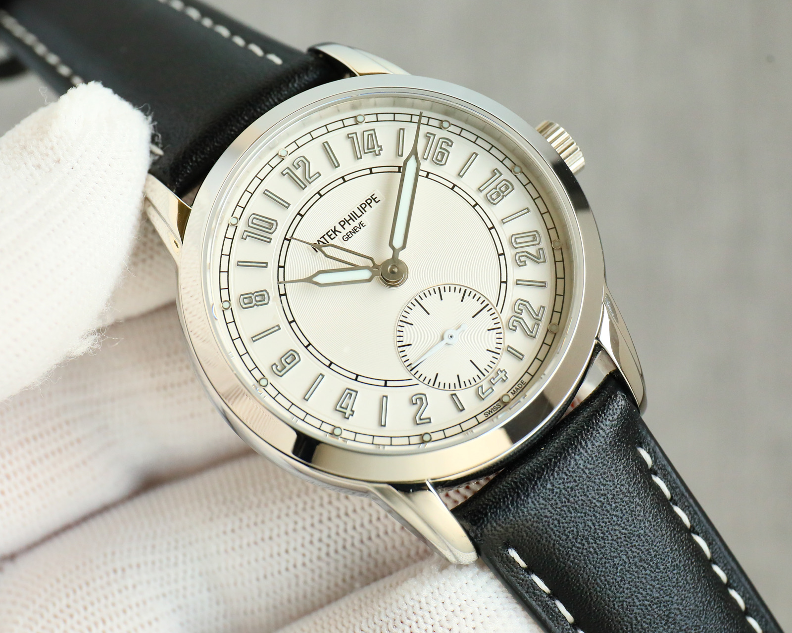 From TW: White shell 1450 Gold shell 1500
TW Factory Patek Philippe PP ???R55 Complex Function series 5224R-001 makes a grand debut, a complex timepiece, a casual sport watch with ultra-complex craftsmanship.
The movement features a reissue 31-260 PS FUS 