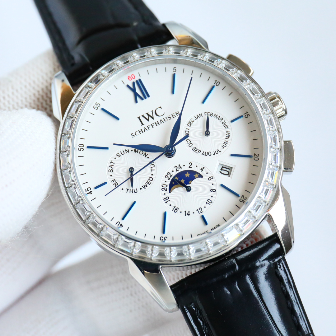 TW produced white case 1500 gold case 1550
TW Factory TOP edition IWC Portofino ???BJ3 multi-functional high-end automatic watch! 9100 multifunctional imported mechanical movement! CNC finishing process for the entire case, exactly the same as the origina