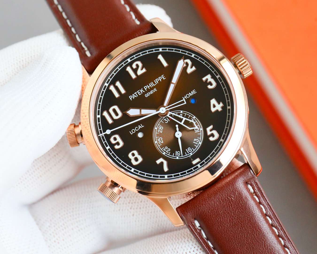 White case 1600, rose case 1650
PP Patek Patek Dual Time Zone ref.5524 Calatrava Aviator Travel Time Collection makes a stunning debut! [Dial] The rose gold coffee dial and deep blue lacquered dial have a matte grainy finish that is refined and understate