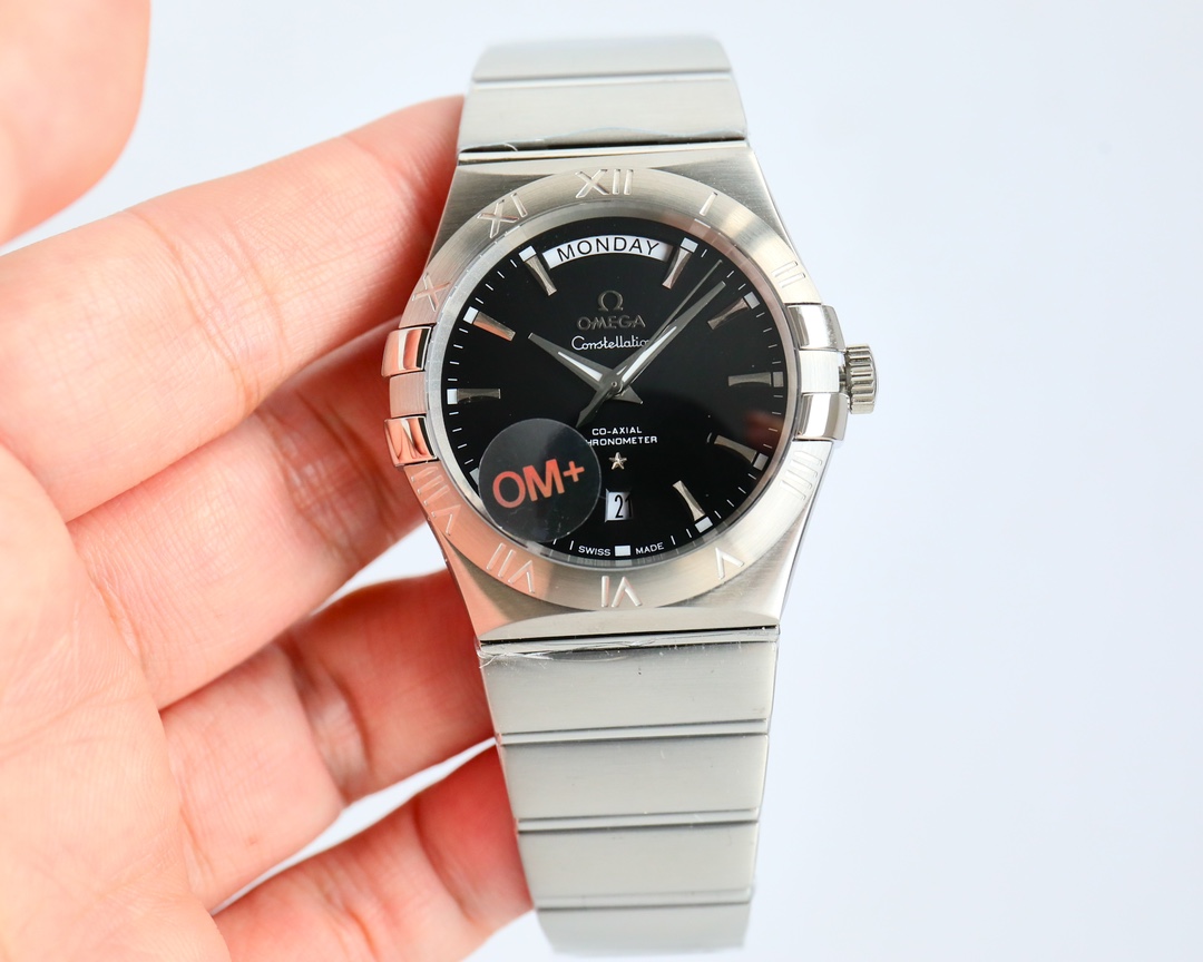 White steel 1700, intergold 1750, gold ring 1800, round diamond ?50, Roman diamond ring ?150
Exclusive new creation from OM+Factory
In the name of classic, show the extraordinary. The 38mm coaxial Day-Calendar Constellation collection men's vintage watch 