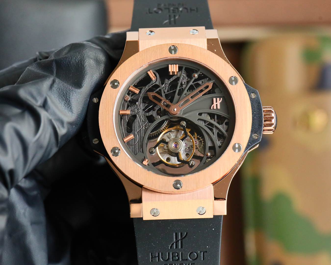 Hublot. Ultimate Upgraded version (upgraded as follows: The upgrade uses the original case to cover the molded case body, paired with an upgraded true tourbillon heart, enhanced shock resistance, solved the problem of "low stitching with gaps and high mov