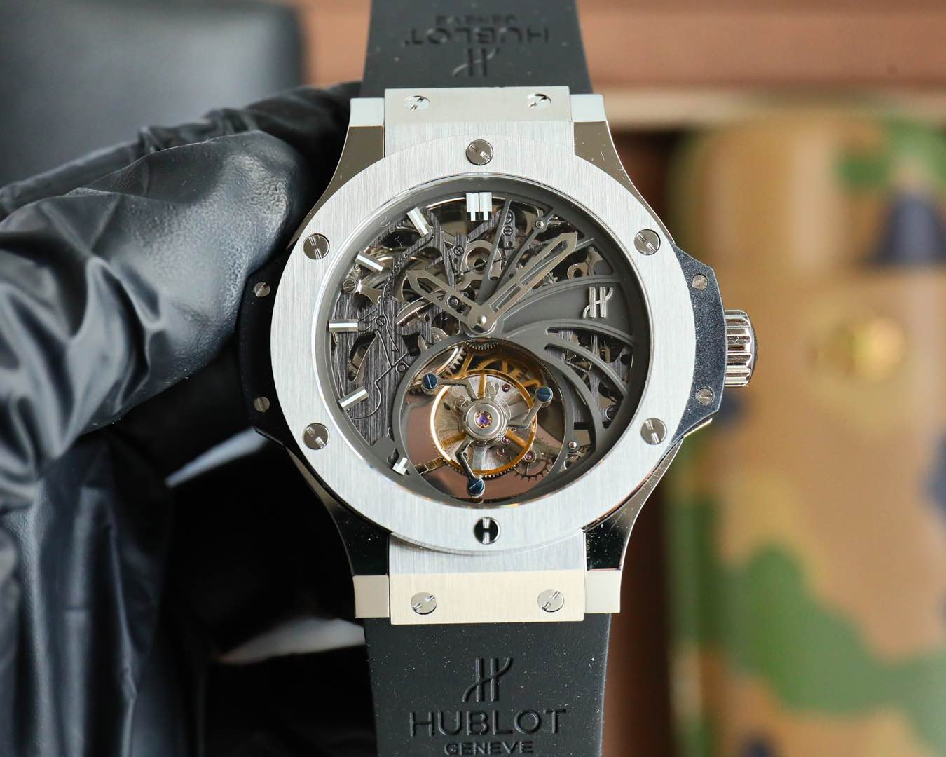 Hublot. Ultimate Upgraded version (upgraded as follows: The upgrade uses the original case to cover the molded case body, paired with an upgraded true tourbillon heart, enhanced shock resistance, solved the problem of "low stitching with gaps and high mov