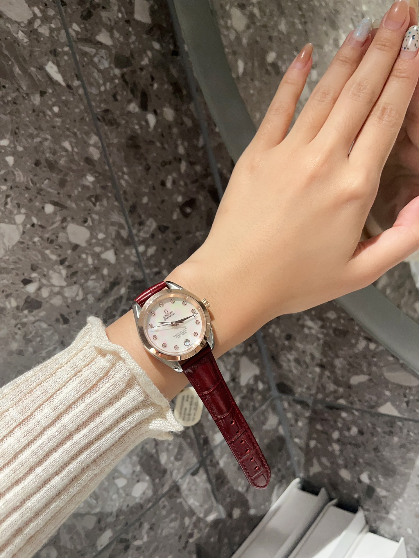 ?? Bezel 340 diamond 360
?? Today 's Picks - Elegance Series ??
??Omega Good Things to Share # Seamaster Aqua Terra Aqua Terra 150 Master Chronometer Ladies' watch, ring-set with brilliant diamonds, interpreting exquisite and charming style. This Sedna 18