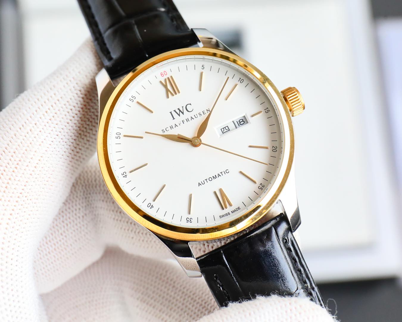 IWC presents the first replica of the retro series, the pointer calendar and day function, the most popular simple, elegant and grand dress style watch! The 3-digit dial is the latest date and day dial! [Case] The 40mm case is the same as the original! Sw