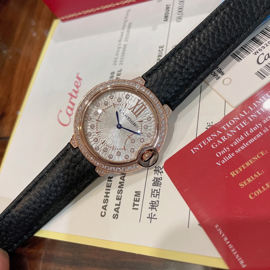 360.380?? Cartier | Latest Ballon Bleu collection | Go for the spotlight (custom black lychi skin)??
? The dial is a new design set with 21 brilliant-cut round diamonds, which look as brilliant as fireworks when viewed up close and from a distance.
It is 