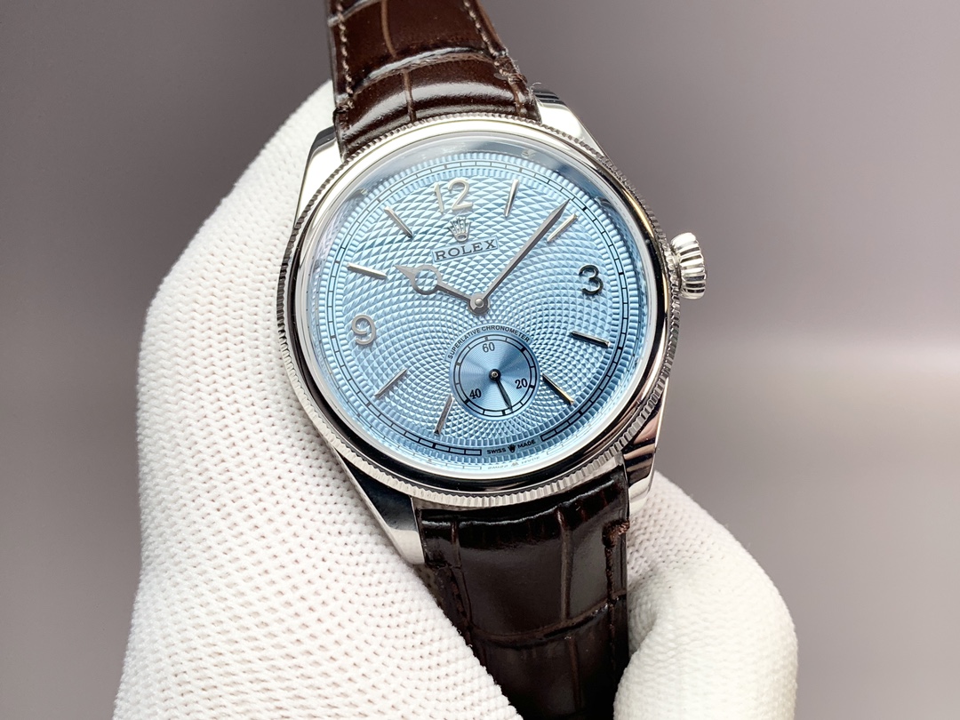 8+Factory new additions
Ultra-thin 90g with a reprinted two-and-a-half-stitch business model
Rolex Perpetual 1908 model
Dimensions: 39mm??9.8mm
Exclusive custom modified Chronergy escapement ? blue Syloxi balance spring Cal.7140 automatic movement
K gold 