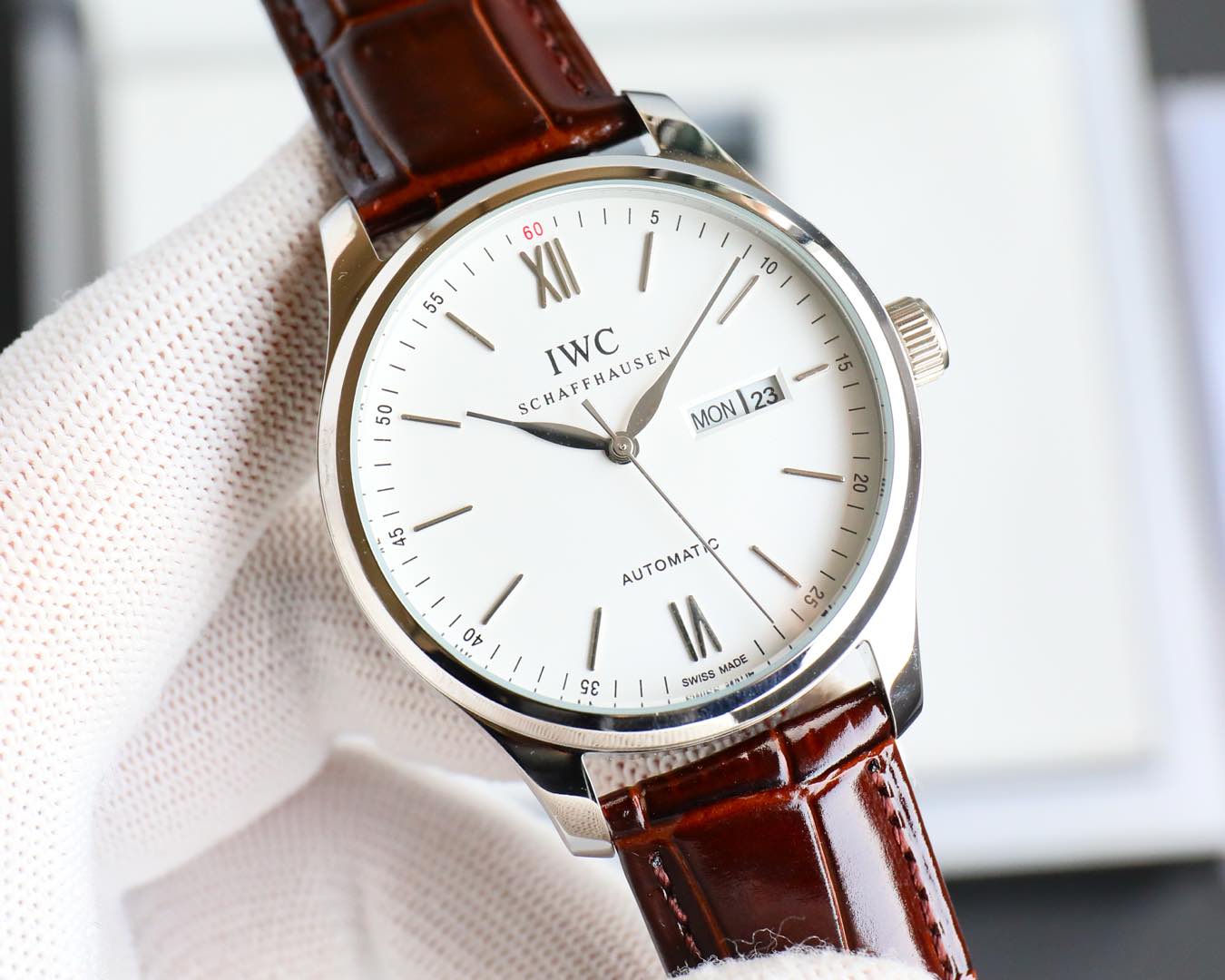 IWC presents the first replica of the retro series, the pointer calendar and day function, the most popular simple, elegant and grand dress style watch! The 3-digit dial is the latest date and day dial! [Case] The 40mm case is the same as the original! Sw