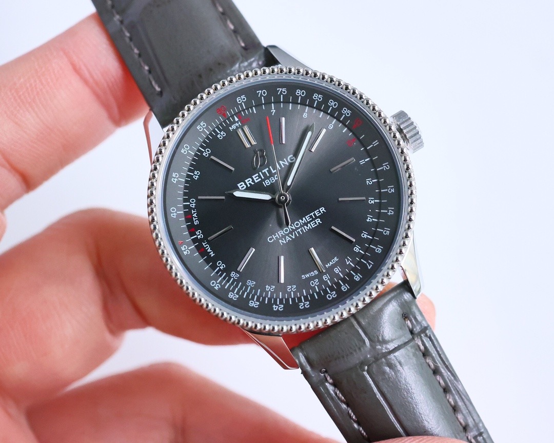 Uniform: 1300
Breitling Women's Aviation Chronograph automatic model. The new model has arrived for the first time in the market. The women's model is exquisite and elegant, carefully combining classic historical charm with sophisticated modern watch desi