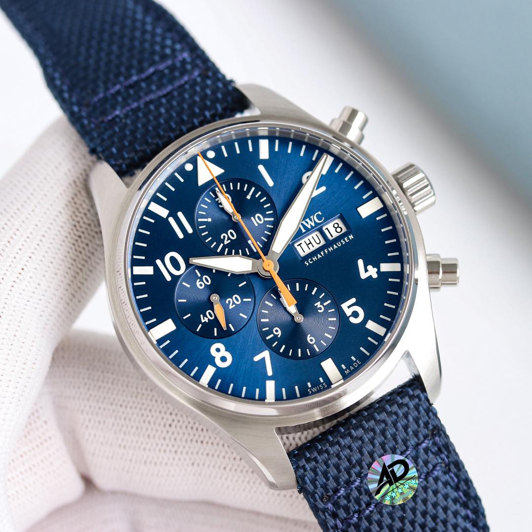 New TW!
IWC Pilot Collection IW378003.
1. The watch is made of rose high-tech gold plating, with mature workmanship, clear and three-dimensional lines, harmonious color matching and very versatile.
2. Compared with the previous pilot, the new timepiece ha