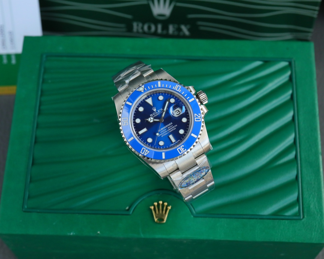 Today recommended ??N+ version, 41mm/40mm 3135 movement ??
ROLEX submariner
1:40mm/41mm with 1:1 Super 3135 Shanghai integrated movement
2: Whole watch 904L stainless steel/with ar factory steel strap
3: The only calendar font matching in the entire marke