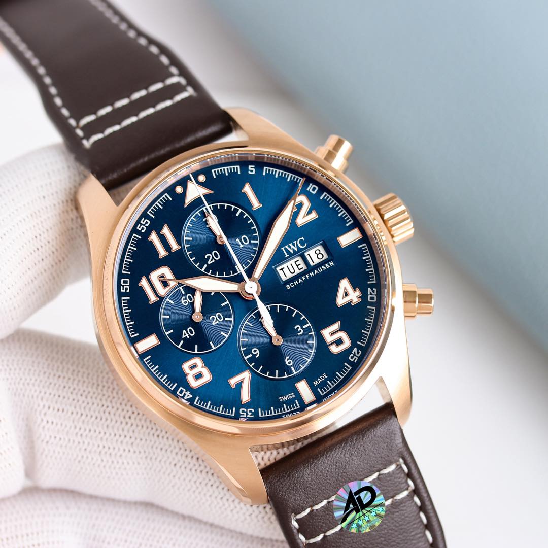 New TW!
IWC Pilot Collection IW378003.
1. The watch is made of rose high-tech gold plating, with mature workmanship, clear and three-dimensional lines, harmonious color matching and very versatile.
2. Compared with the previous pilot, the new timepiece ha
