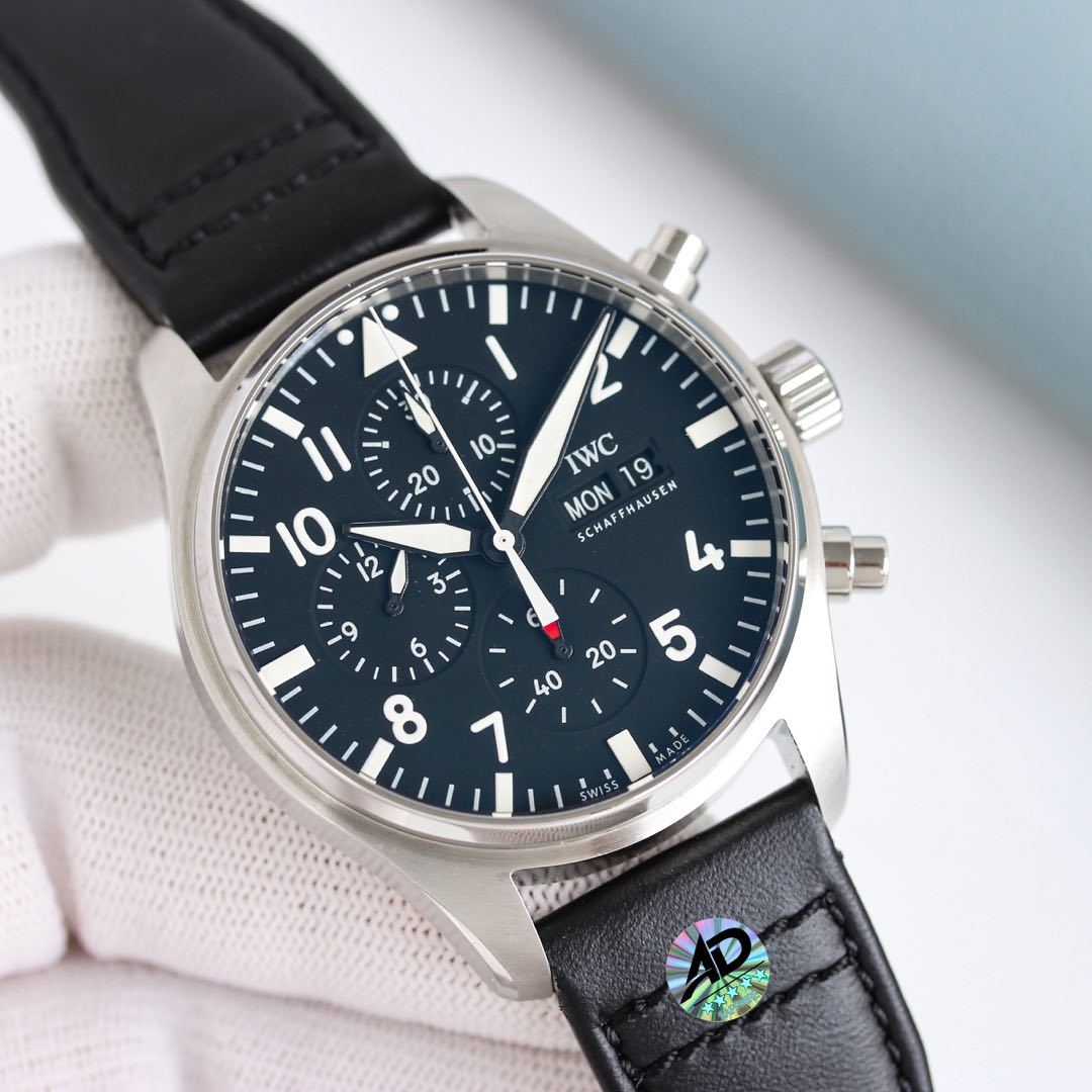 New TW!
IWC Pilot Collection IW378003.
1. The watch is made of rose high-tech gold plating, with mature workmanship, clear and three-dimensional lines, harmonious color matching and very versatile.
2. Compared with the previous pilot, the new timepiece ha