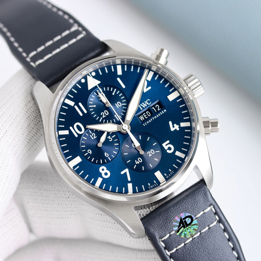 New TW!
IWC Pilot Collection IW378003.
1. The watch is made of rose high-tech gold plating, with mature workmanship, clear and three-dimensional lines, harmonious color matching and very versatile.
2. Compared with the previous pilot, the new timepiece ha