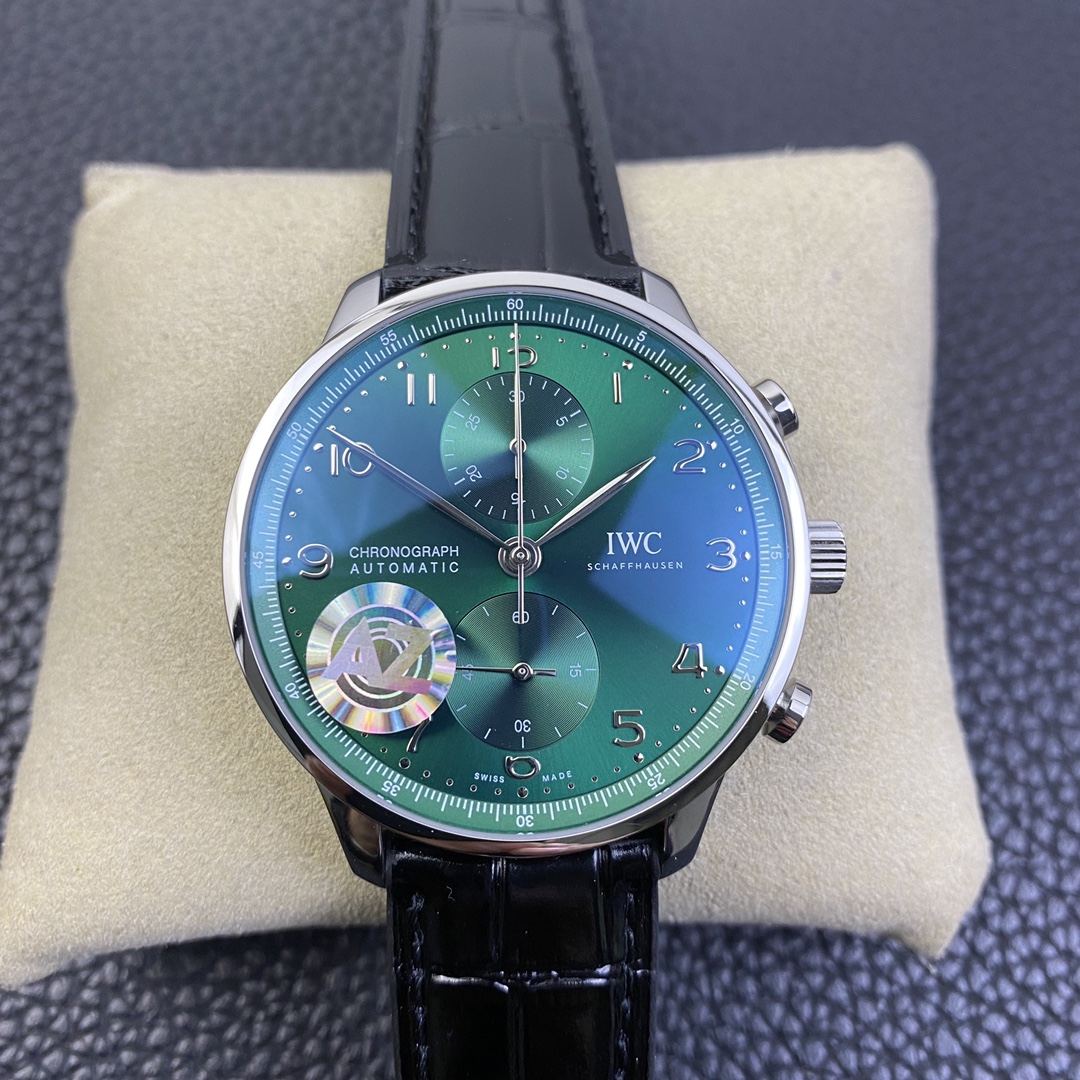 The AZ is a powerful performance, making a stunning debut and perfectly recreating the new generation of IWC Portuguese watches with transparent backs.
[Movement] The Dandong 7750 movement is modified from the original CAL.69355 movement. Thickness, unit 