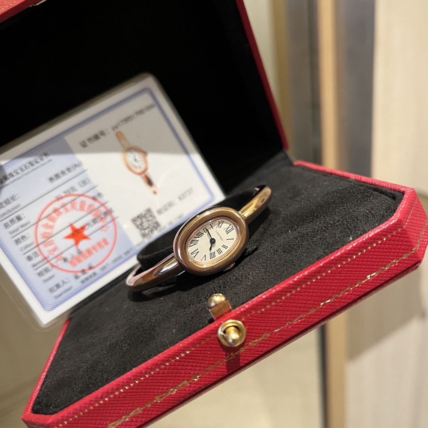 New Bathtub bracelet watch, from the classic bathtub collection of Carlsberg. Baignoire's new Bathtub bracelet watch, mini case size: 24.6*?? 18.7mm
Bezel dimensions 15mm 16mm 17mm.
Handcrafted thick 18K gold finish
The watch is like a bracelet, small and