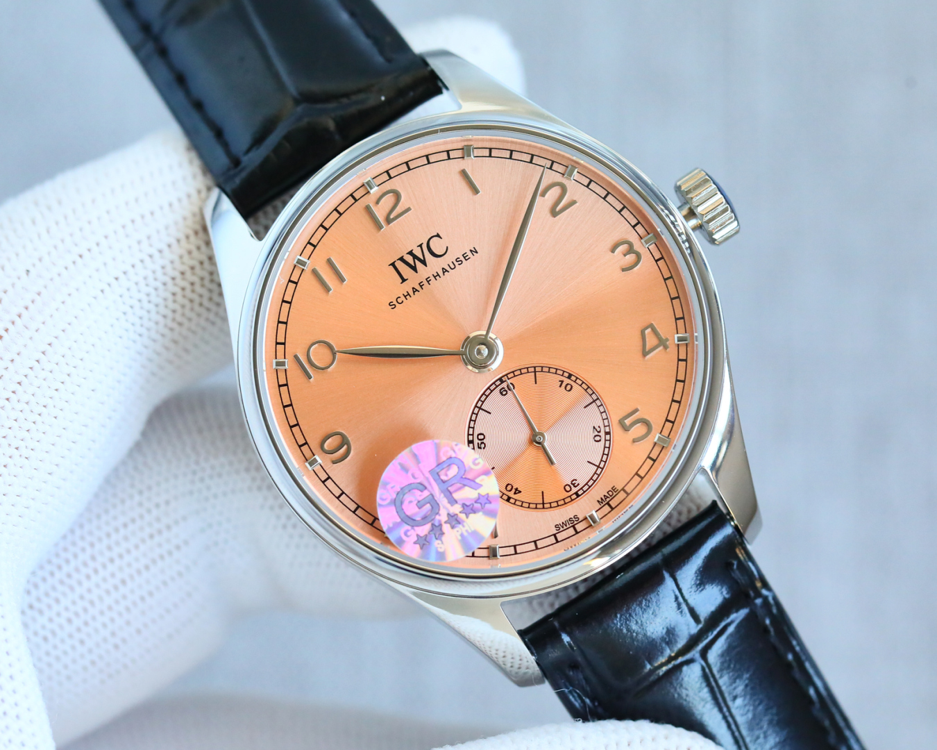 GR, white case 1450, rose case 1500
GR Factory market top edition IWC Portuguese automatic small three hands collection watch ???R55
1 ? With a diameter of 40.4 mm, the movement is a custom 82200 automatic mechanical.
2 ? Vivid bezel polishing, lugs polis