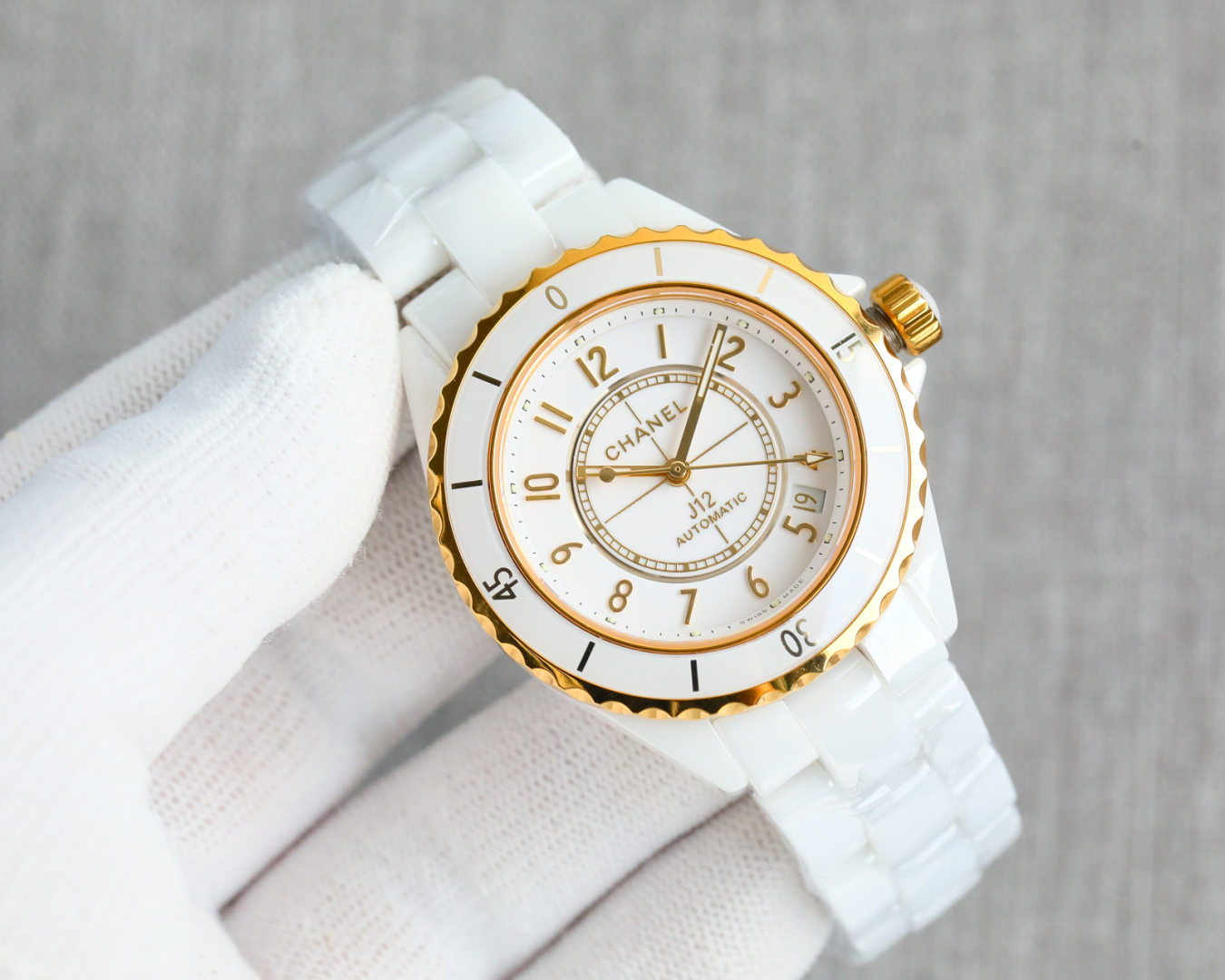 yyDS products, aperture 1400, diamond ring 1450
yyDS Factory CHANEL ?? CHANEL J12 ???OT3 The latest white ceramic 18K gold finally on the market ??????
Case: white and black precision ceramic and yellow 18K gold case
Bezel: Yellow 18K gold white sapphire 