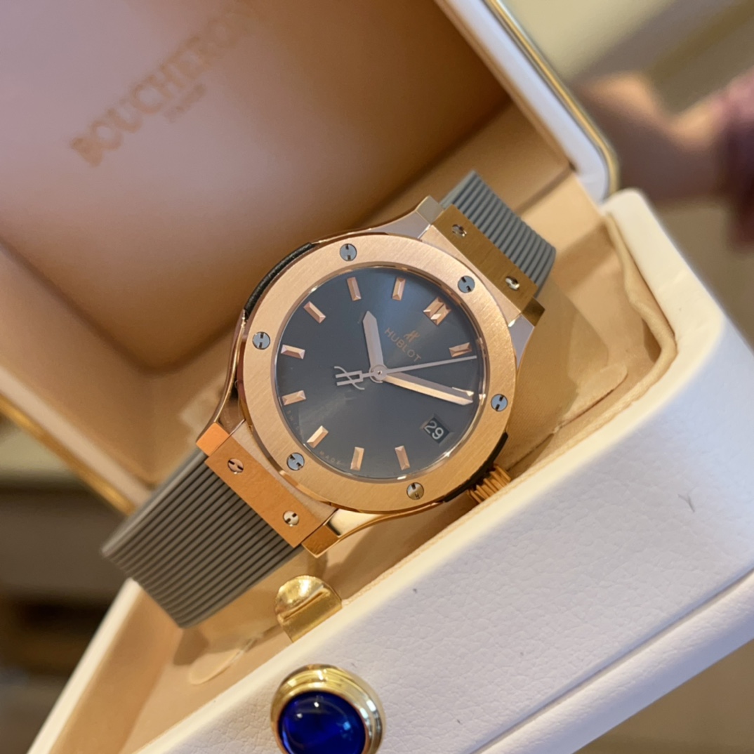 ?? White 720 rose 750, half diamond ?50, full diamond ?100
New masterpiece original mold top edition reissue of Hublot's classic fusion collection of high-end women's watches! The latest Hublot women's 33mm watch, as always in its high-end reissue quality