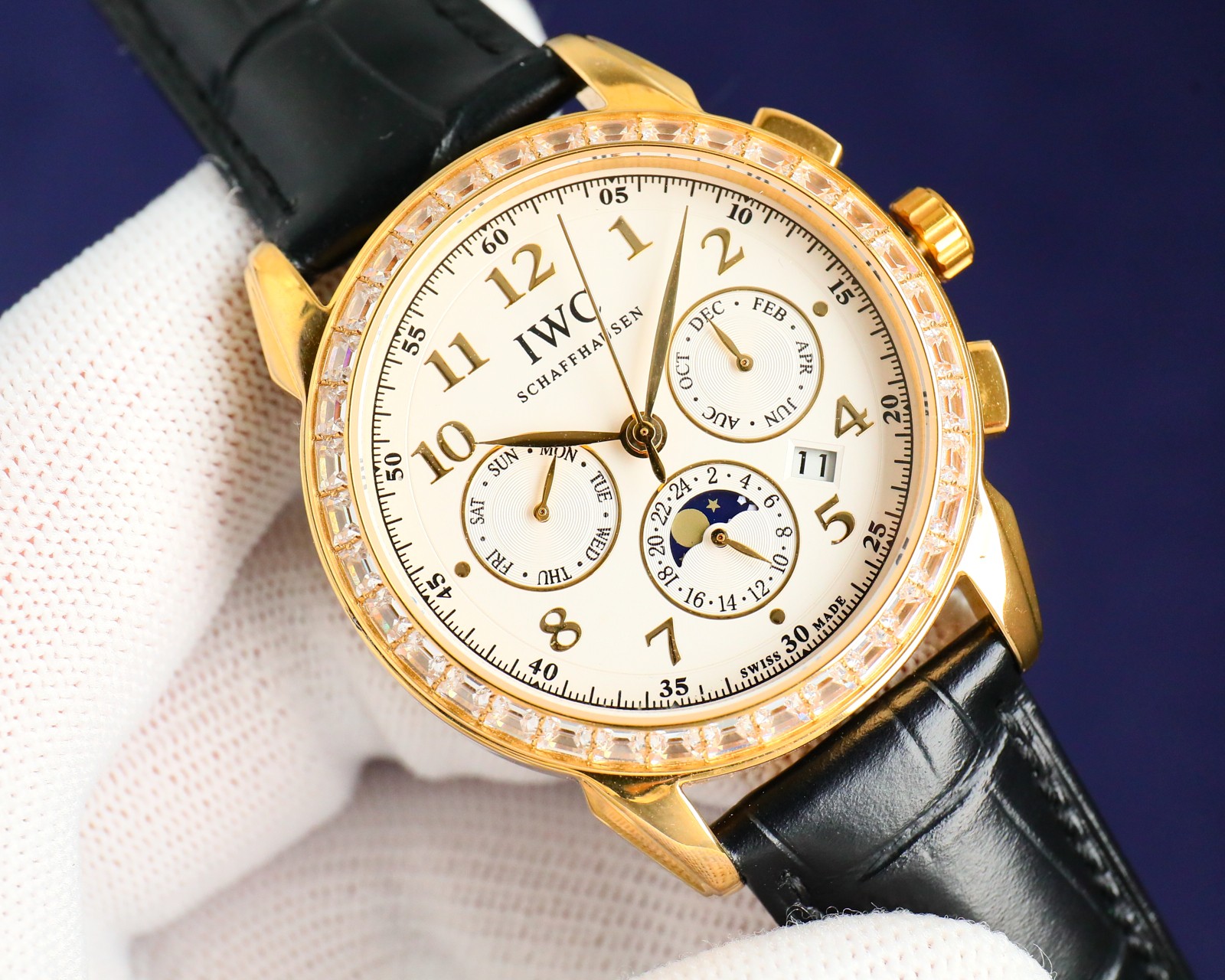 White 1500 gold 1550
IWC's latest masterpiece, the highest version of the IWC Portofino multifunctional high automatic watch!
Making a stunning debut, 41mm in size fits the hands of most men, very business or ? casual. The strong visual impact is unforget