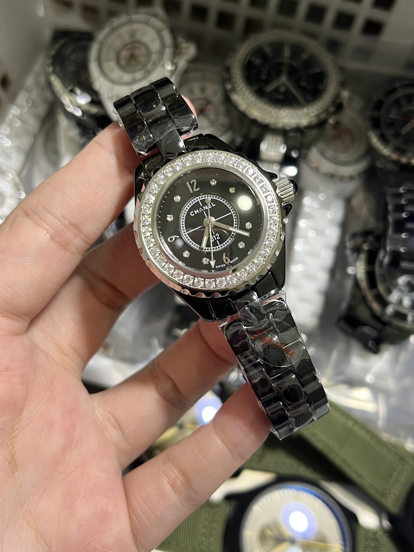 ??29mm Mini black 369 enamel surface ??
??CHANEL?J12?29mm enamel quartz ??