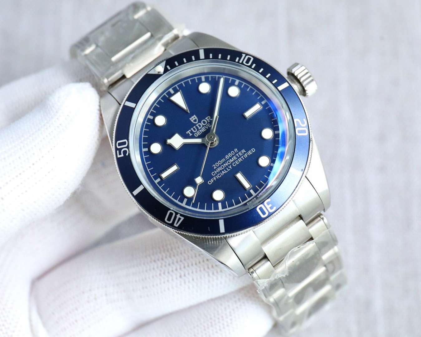 VAS three-hand strap ??1250 four-hand strap ??1350 steel strap ?100
VAS. Totobi Bay series ???RW1
Blending the brand 's traditional aesthetics with contemporary watchmaking craftsmanship, it exudes a vintage charm.
1 ? [Case] The watch is 39MM in size, pr