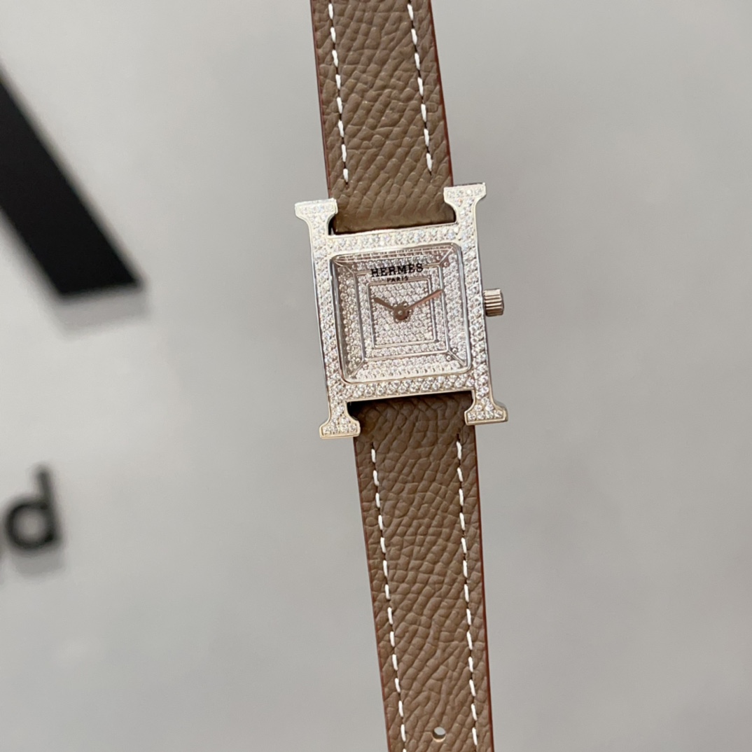 ?? White case 450 Gold case 480
Hermes' HEURE H 'series, starry sky, the most classic H case, hand-polished, really has no resistance to this square dial watch. 316 stainless steel case, finely polished "H" shape lines, smooth and elegant design sense, hi