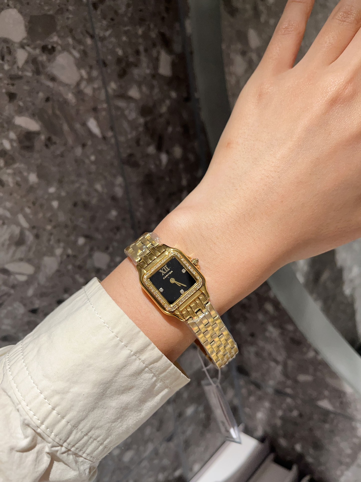 ?? Aperture 240 diamond ring 260. Double row drill 320 Full drill 470
Panthere de Cartier 2024 Blackstone
Middle size: Width 27mm length 37mm

Panthere de Cartier # Cartier Panthere de Cartier women's mid-sized watch, imported quartz movement. 316L stainl